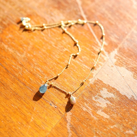 Ręcznie wykonany naszyjnik ze złoconego srebra z kamieniami: akwamarynem i czarnym opalem.