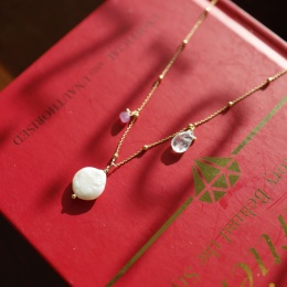 Naszyjnik z pozłacanego srebra z kuleczkami, ozdobiony zawieszkami z akwamarynu, rubinu i perły.