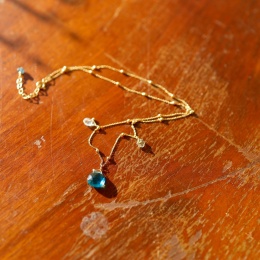 delikatny naszyjnik z niebieskim kamieniem.