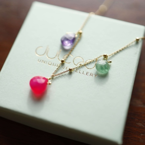 Ręcznie wykonany naszyjnik z naturalnymi kamieniami: różowym chalcedonem, ametystem i zielonym kwarcem na złoconym łańcuszku