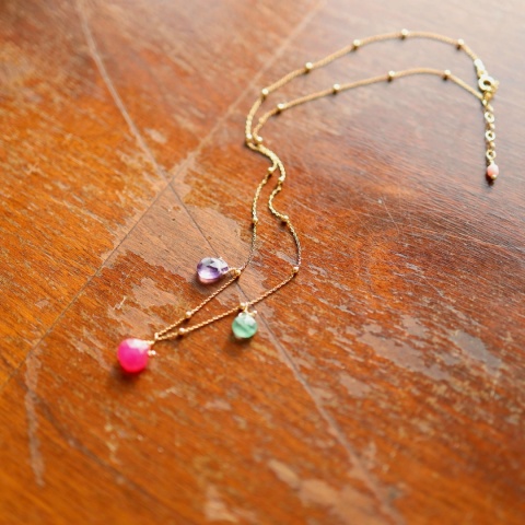 Naszyjnik na złoconym srebrnym łańcuszku z kuleczkami, ozdobiony zawieszkami z różowego chalcedonu, ametystu i zielonego kwarcu