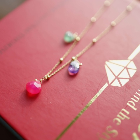 Delikatny naszyjnik ze złoconego srebra z kolorowymi kamieniami: różowym chalcedonem, ametystem i kwarcem truskawkowym.