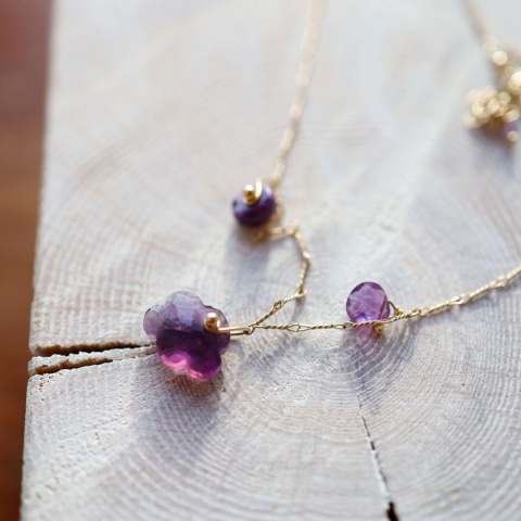Elegancki naszyjnik z perłą i ametystem, idealny jako prezent dla niej