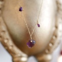 Delikatny naszyjnik z perłą i ametystem w stylu minimalistycznym