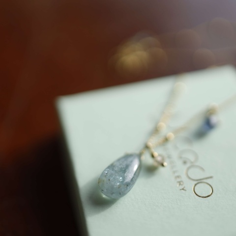 Delikatny złocony naszyjnik z naturalnymi kamieniami: kianitem, szafirem i labradorytem