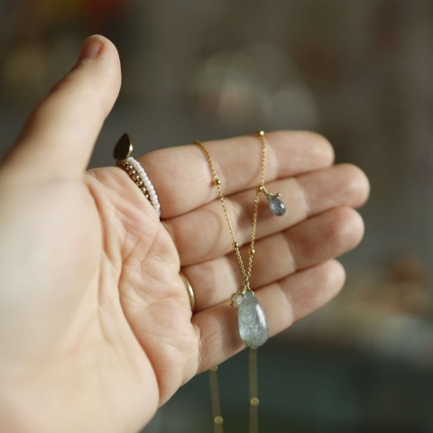 Ręcznie wykonany naszyjnik ze złoconego srebra ozdobiony zawieszkami z niebieskich i szarych kamieni szlachetnych na ręce