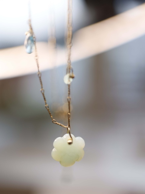 minimalistyczny naszyjnik z kamieniem w kształcie chmurki