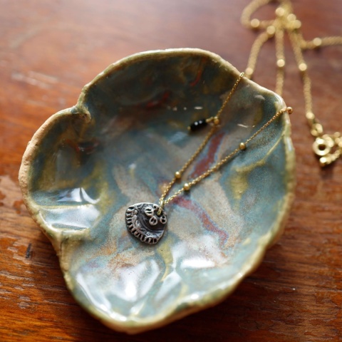 Naszyjnik na pozłacanym srebrnym łańcuszku z artystyczną zawieszką Art Clay i czarnym turmalinem