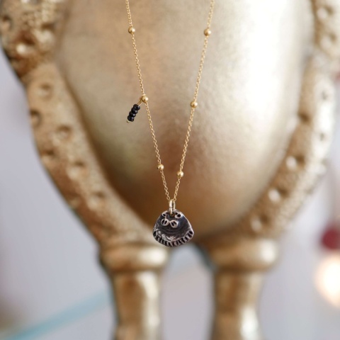 Elegancki naszyjnik z zawieszką art clay i czarnym turmalinem na złoconym łańcuszku srebrnym