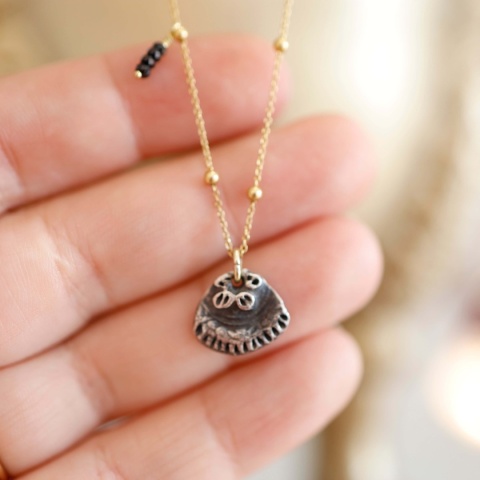 Zbliżenie na ręcznie robioną zawieszkę techniką Art Clay z czarnym turmalinem