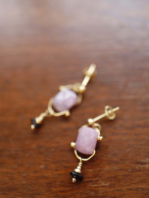 Kolczyki na sztyftach z rubinami.