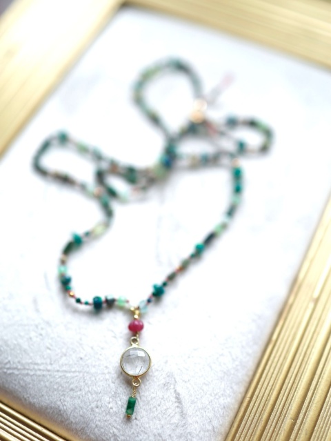 delikatny supełkowany naszyjnik zielony.