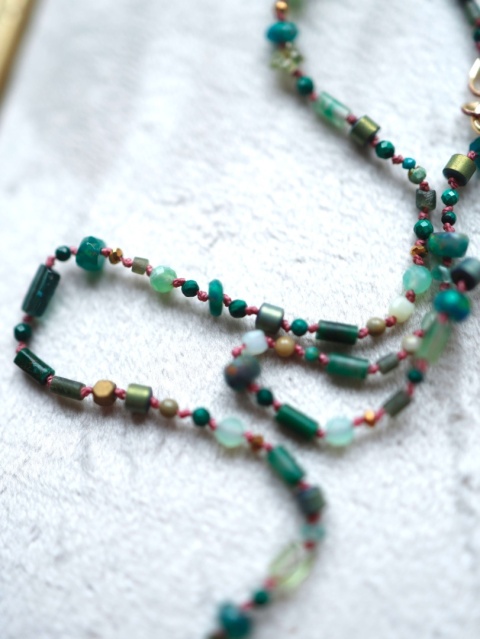 Dupełkowany naszyjnik z naturalnych zielonych kamieni naturalnych.