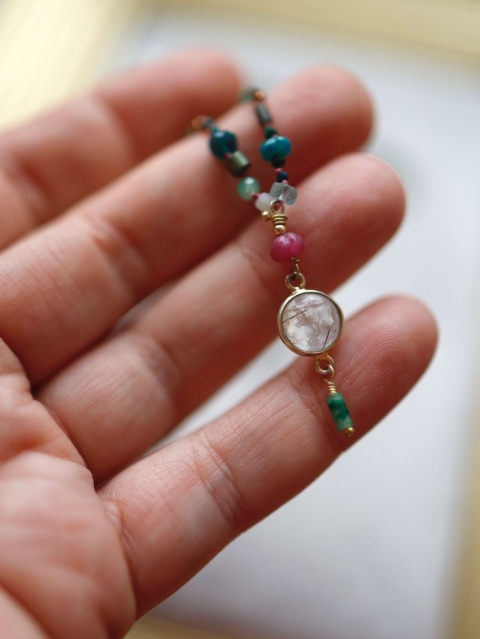 kwarc z rutylem w oprawie srebrnej z drobnym rubinem w szlifie dyni.