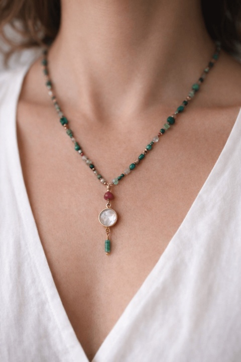 Naszyjnik w kobiecym dekolcie. AI