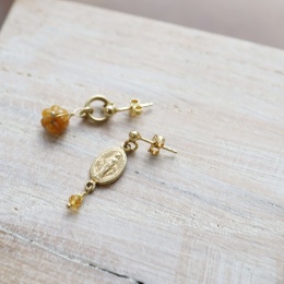 dwa róznie kolczyki sztyfty z żółtymi kamieniami i złotą monetką