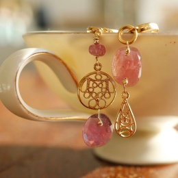 Eleganckie kolczyki z szlifowanymi rubinami wiszące na filiżance