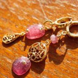 Delikatne, ręcznie wykonane kolczyki z naturalnymi rubinami o nieregularnej formie, zbliżenie na kolczyki