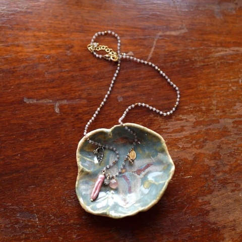 Supełkowany naszyjnik na brązowej nici z  labradorytem