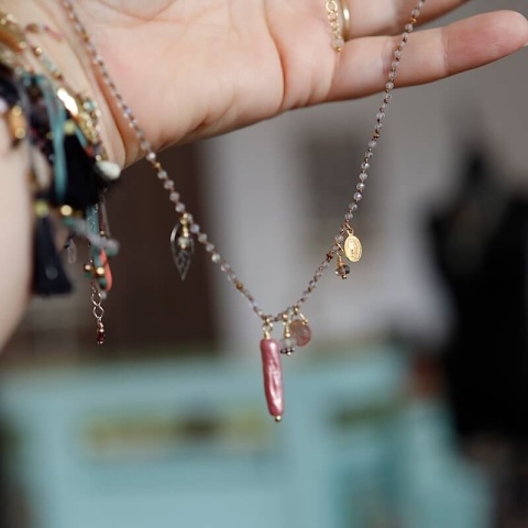 Naszyjnik supełkowany z labradorytem, perłą i kwarcem truskawkowym na brązowej nici nylonowej - biżuteria handmade