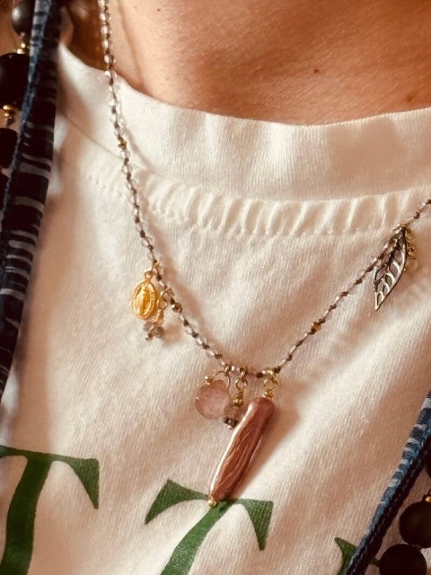 Biżuteria z kamieni naturalnych - naszyjnik z labradorytem i perłą, styl boho, na brązowej nici