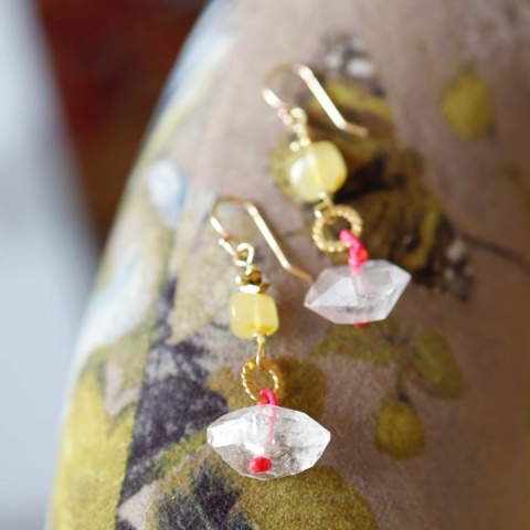 Kolczyki z naturalnymi minerałami